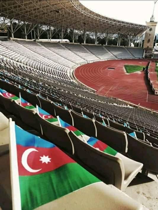 Стадион тофика бахрамова. Стадион Тофика Бахрамова в Баку. Трибуна стадиона. Флаг Азербайджан Таджикистан на трибуна.
