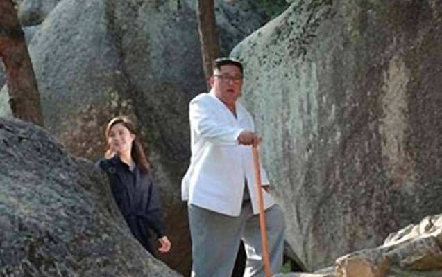 kim-cenin-xanimi-aylar-sonra-eri-ile-dag-basinda