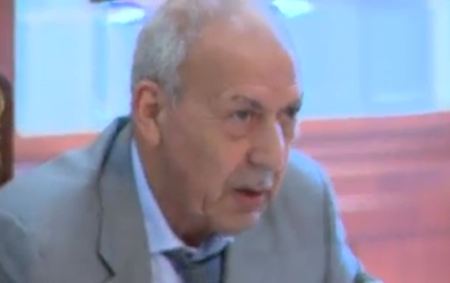 77-yasli-millet-vekili-cumle-qurmaqda-cetinlik-cekdi