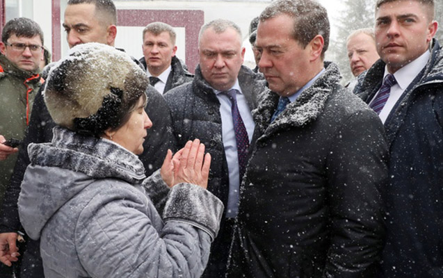 Yaşlı qadın Medvedevin qarşısında diz çökdü