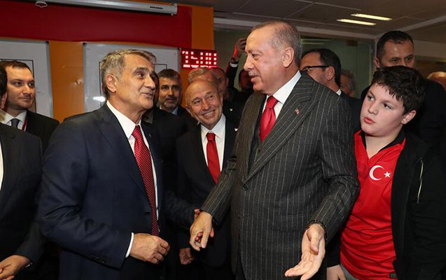 erdogan-turkiye-millisinin-paltardeyisme-otaginda