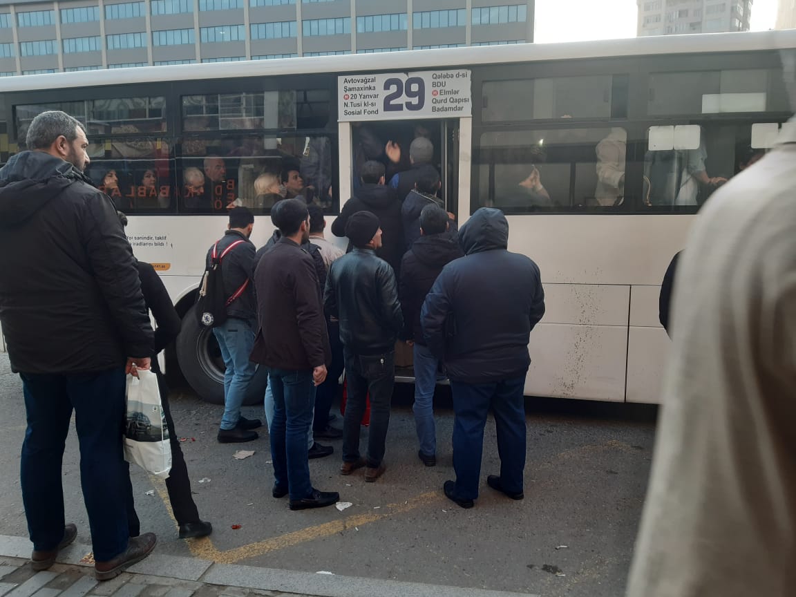 “İnsanlar qapısı açıq avtobusdan xəmir kimi daşırlar” - Fotolar