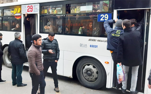 “İnsanlar qapısı açıq avtobusdan xəmir kimi daşırlar” - Fotolar
