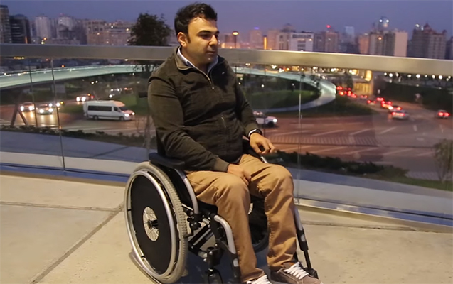 elilliyi-olan-sexslerle-nece-davranaq