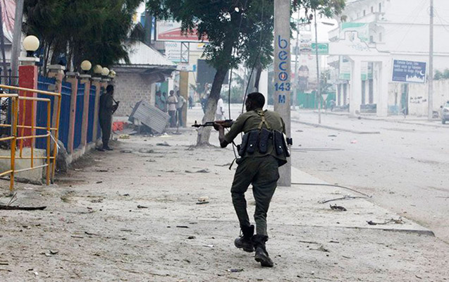 somalide-polis-geyiminde-otele-hucum-etdiler