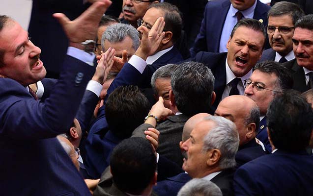 turkiye-parlamentinde-deputatlar-yene-dalasdi