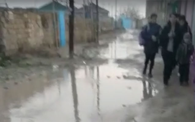 usaqlari-mektebe-cekme-ile-aparib-catanda-ayaqqabisini-deyisirik