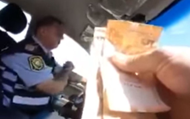 Yol polisi sürücüdən rüşvət istəyir - Video