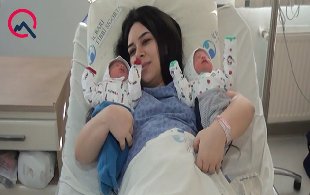2020-nin-ilk-saatlarinda-ekiz-anasi-oldu