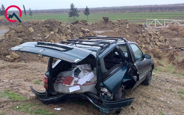 yol-kenarinda-dayanan-masina-cirpildi-olen-var