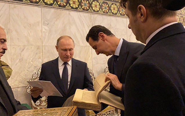 putin-suriyada-mescide-qedim-quran-bagisladi