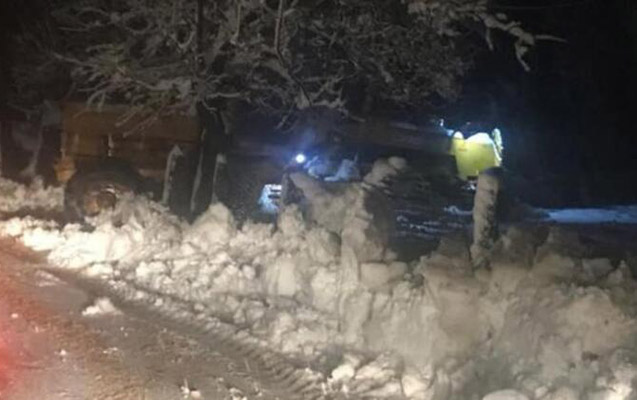 semkirde-masin-qarda-batdi-4-nefer-xilas-edildi