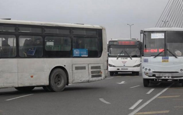 bakida-avtobuslar-toqqusdu