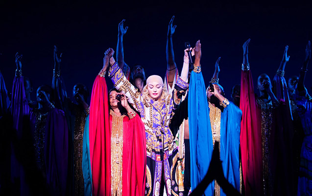 konsertinde-telefondan-istifadeni-qadagan-etdi