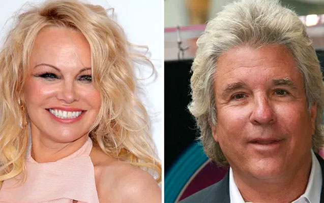 Көпшілік екі әйелді ұрып-соғып жатыр