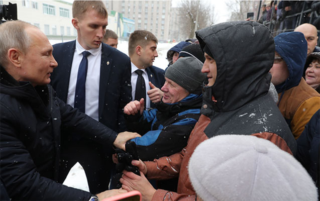 Putin soyuqda gözləyən insanlara görə kortejini saxlatdırdı