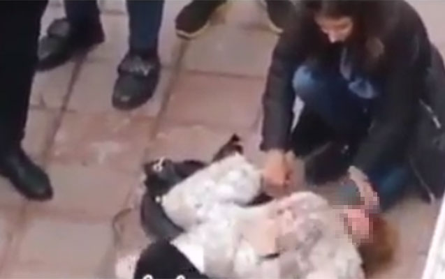 16-bicaq-zerbesi-alan-ana-ve-basinda-duran-qizi