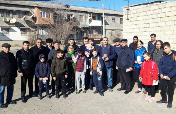 yevlaxda-seciciler-genc-namized-eldeniz-settarovu-destekleyir