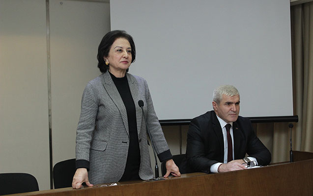 azmiu-nun-rektoru-elaci-telebeleri-mukafatlandirdi