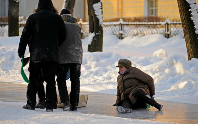 buzlu-yolda-yixilan-iki-nefer-xestexanaliq-oldu