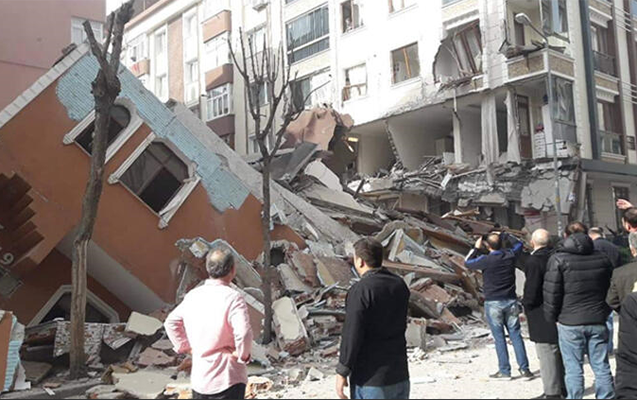 istanbulda-7-mertebeli-bina-cokdu