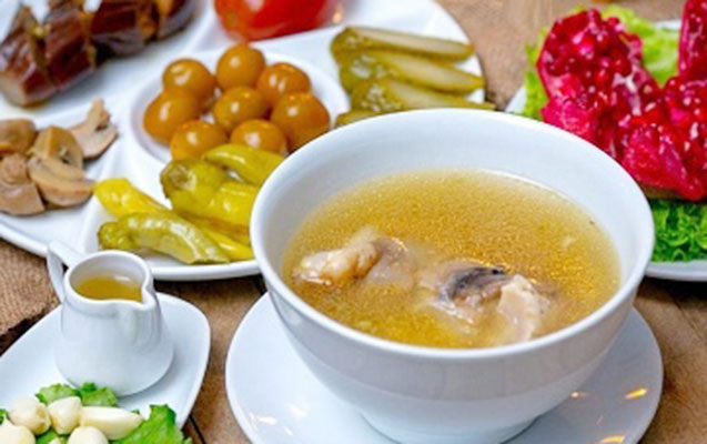 19-yasli-qiz-xas-yedi-qicolma-tutdu