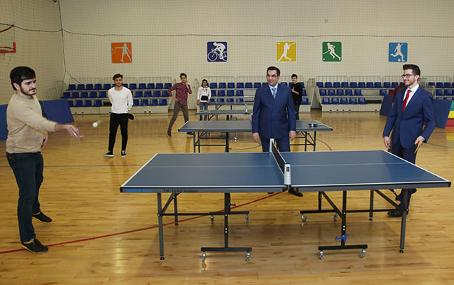 israil-sefiri-banm-in-telebesi-ile-tennis-oynadi