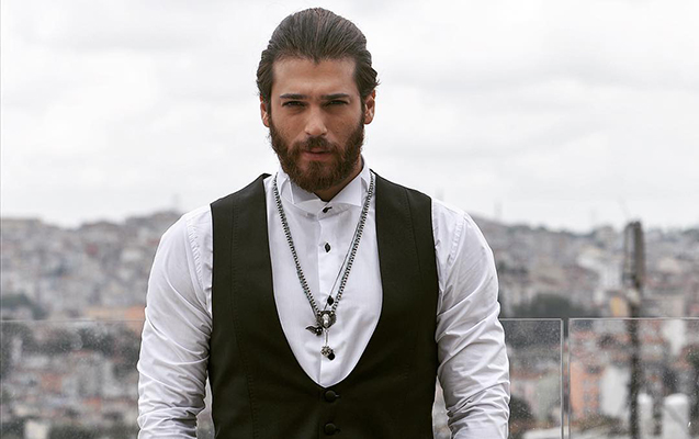 qadin-fanatinin-qolunu-burub-gece-klubundan-cixardi