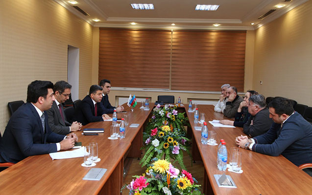 azeriqazin-bas-direktoru-narazi-sakinlerle-gorusdu