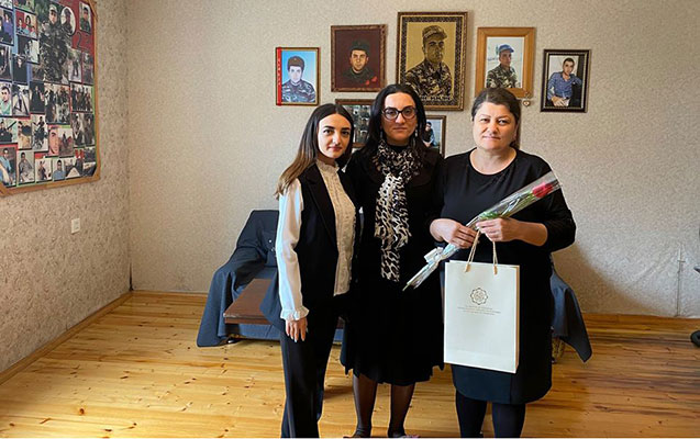 nrytn-emekdaslari-sehid-analarini-ziyaret-etdi