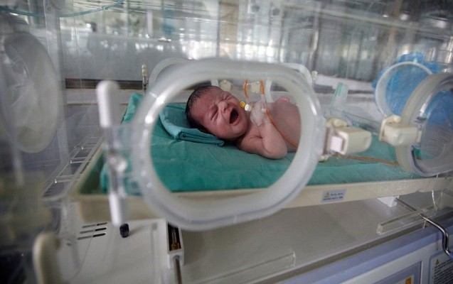 qarninda-oz-ekizi-ile-doguldu