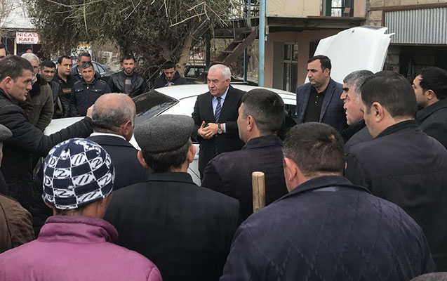 ali-aliyev-vetendaslarla-gorusub-problemerini-dinleyib