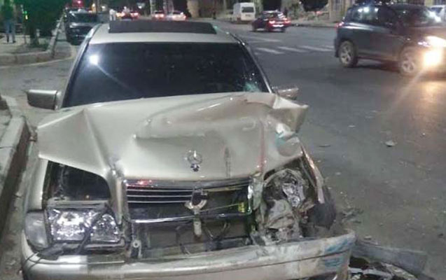 iki-masin-toqqusdu-qadin-sernisin-oldu