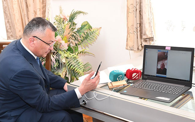 rovsen-rzayev-videozengle-vetendaslara-zeng-etdi-5-saat-danisdi