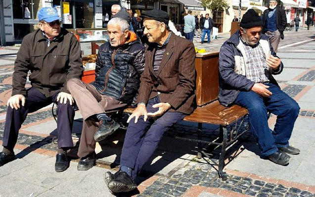 turkiyede-yaslilarin-kuceye-cixmasina-qadaga-qoyuldu