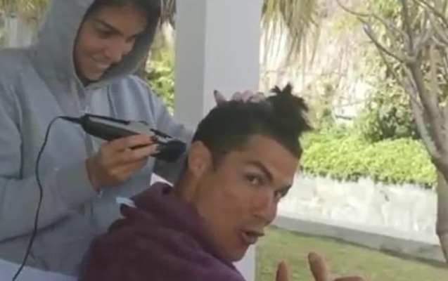 Sevgilisi Ronaldonun saçını qırxdı - Video