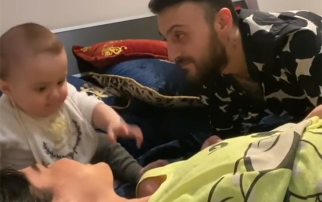 ayrildiqlarini-demisdi-evlerinden-birlikde-video-paylasdi