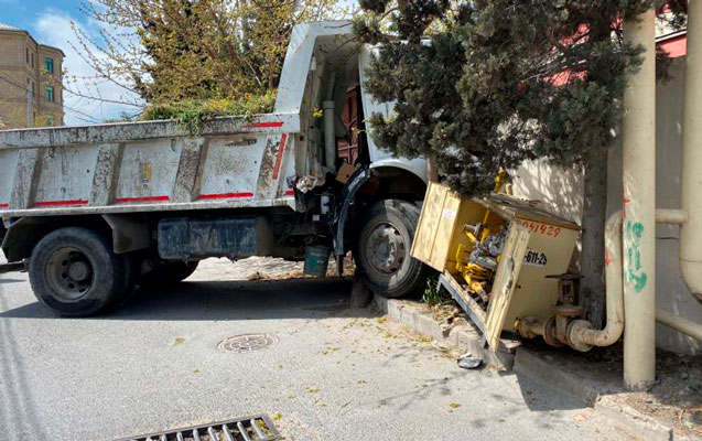 kamazla-qeza-toretdi-qaz-teserrufati-zedelendi