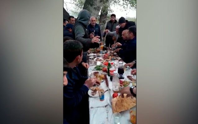 kur-sahilinde-yeyib-icmek-meclisi-quranlar-saxlanildi