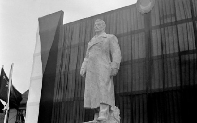 stalinin-heykeli-herraca-cixarildi