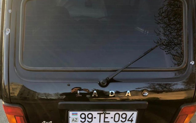 qapisinda-niva-saxlayan-qonsusunun-masinini-gulleledi