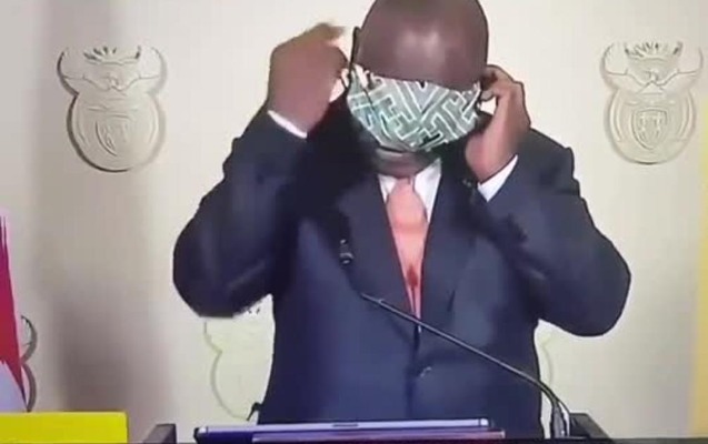 CAR prezidenti maska taxmaqda çətinlik çəkdi - Video