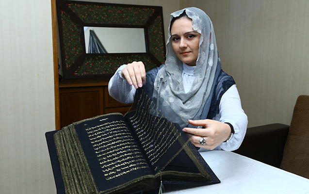 BMU müəllimi Quranı ipək üzərində yazdı