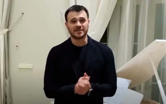 emin-qelebe-gunu-mahnisini-azerbaycan-dilinde-oxudu