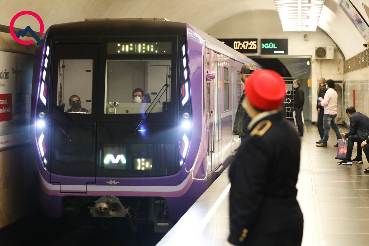 Спустя 39 дней: метро в Баку возобновило работу. Фотографии