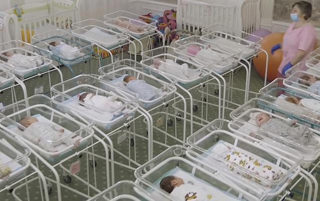 kiyevde-surroqat-analardan-dogulan-korpeler-otele-yerlesdirildi