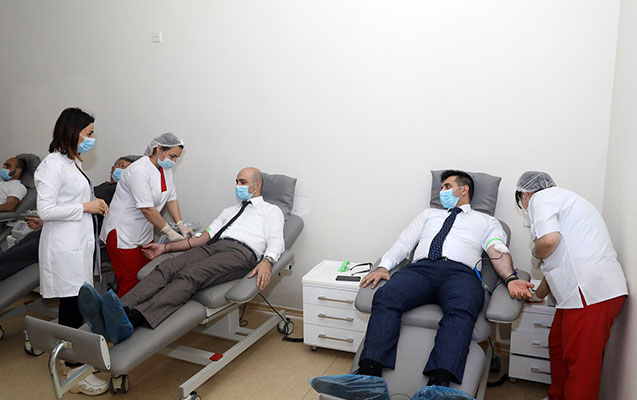 eesmn-emekdaslari-qan-verdiler