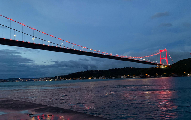 İstanbulun məşhur körpüsü Azərbaycan bayrağının rəngləri ilə işıqlandırıldı