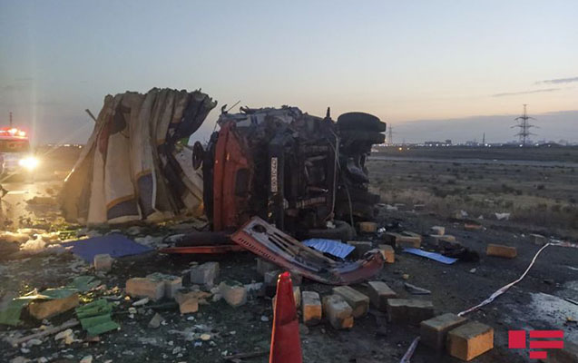 Sumqayıtda iki yük maşını toqquşdu - Sürücülər öldü + Fotolar