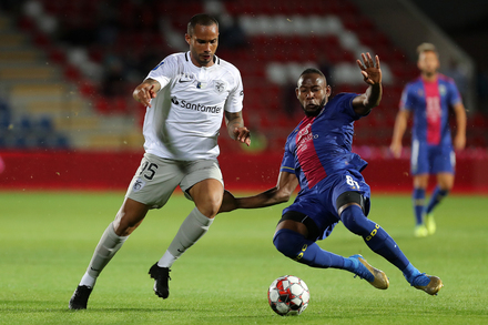 qarabag-kolumbiyali-mudafieci-ile-anlasdi